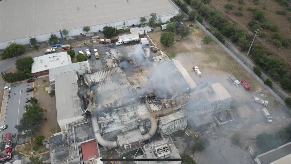 Cuerpos de emergencia combaten el incendio en la planta de Bachoco ubicada en el Parque Industrial Kalos, donde fueron evacuadas 133 personas.