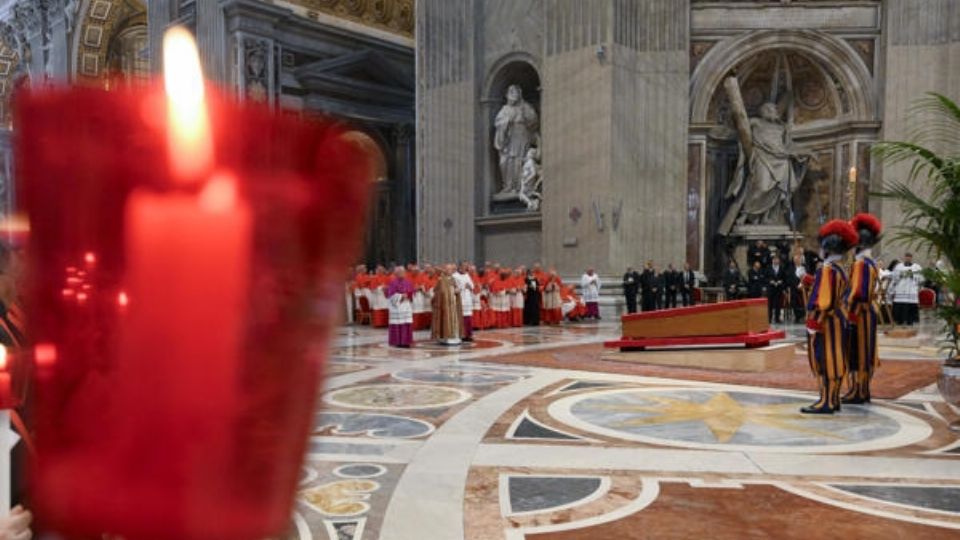 Fieles visitan el féretro del papa Francisco en la Basílica de San Pedro.