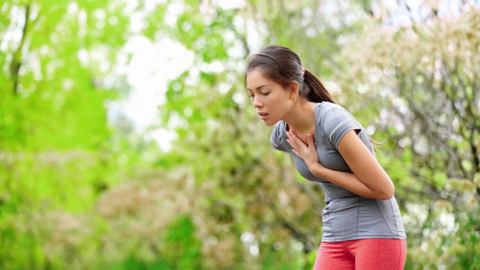 El especialista alertó que “incluso si tus síntomas son leves y están por encima del cuello, los medicamentos que estás tomando podrían ser una razón para hacer una pausa'.