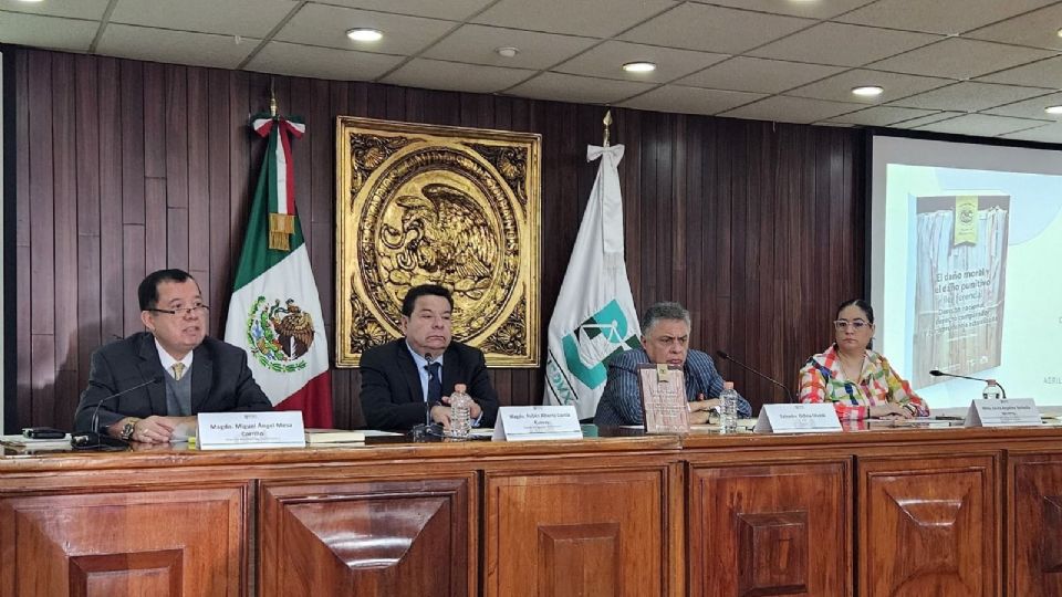 Fue la presentación del libro El daño moral y el daño punitivo, del jurista Salvador Ochoa Olvera.