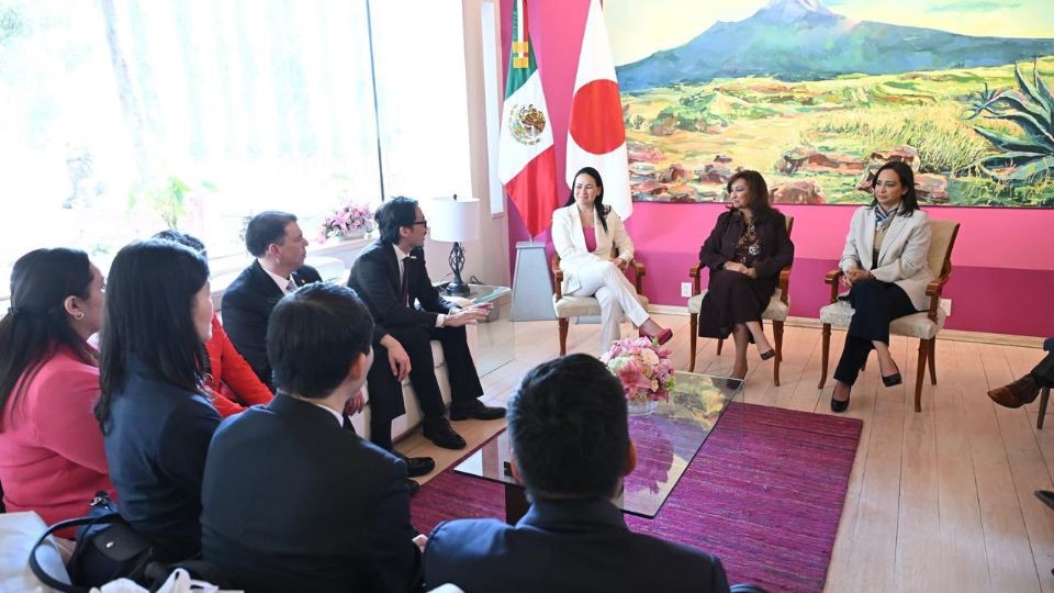 Alejandra del Moral, directora de la AMEXCID, en una reunión con la Agencia de Cooperación Internacional de Japón y el gobierno de Tlaxcala.