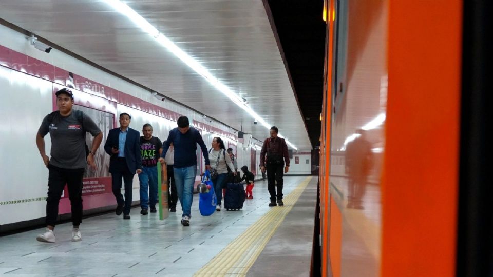 Investigan 'pinchazos' en el Metro.