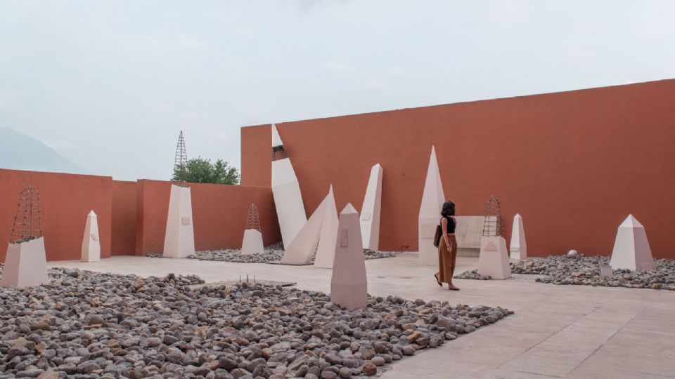 Las obras de Figueroa y Vielma transforman el espacio del Museo MARCO en un diálogo visual sobre el tiempo y las fronteras.