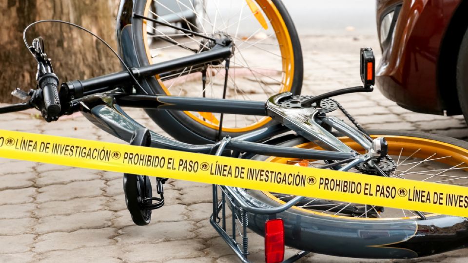 La bicicleta del trabajador queda tendida sobre la carpeta asfáltica.