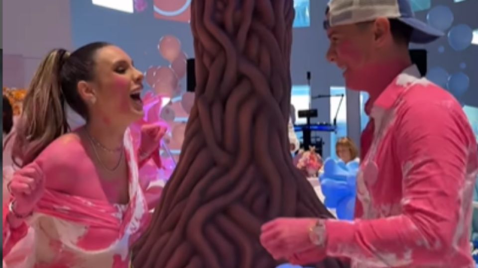 Al final la pareja celebró la próxima llegada de su bebé bailando salsa.