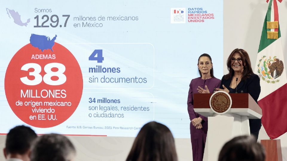 La directora general del laboratorio de ideas, Ana Teresa Ramírez, habla durante una rueda de prensa en el Palacio Nacional de Ciudad de México.