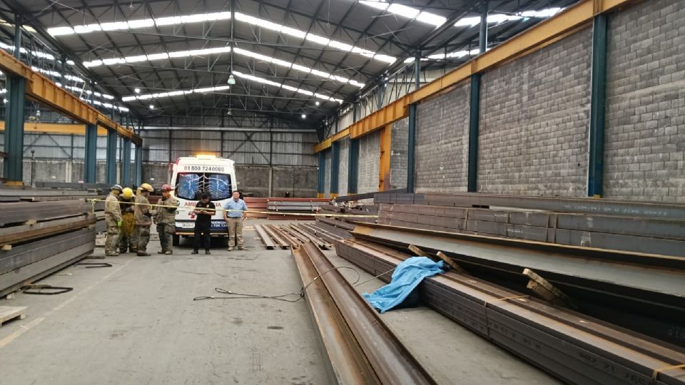 Protección Civil de Nuevo León acudió a la empresa Aceromex en Guadalupe tras el reporte de un accidente laboral que cobró la vida de un joven trabajador.