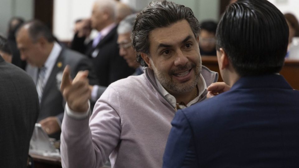 Se explicó que este ordenamiento establece que las coaliciones y grupos parlamentarios podrán constituir alianzas de manera transitoria o permanente.