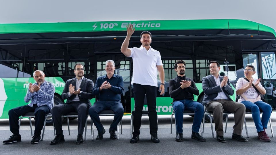 El gobernador Samuel García y funcionarios de transporte encabezaron el banderazo de salida a las nuevas unidades eléctricas.