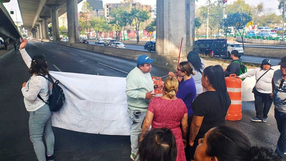 Manifestantes en Periférico Sur frente a la CNDH.