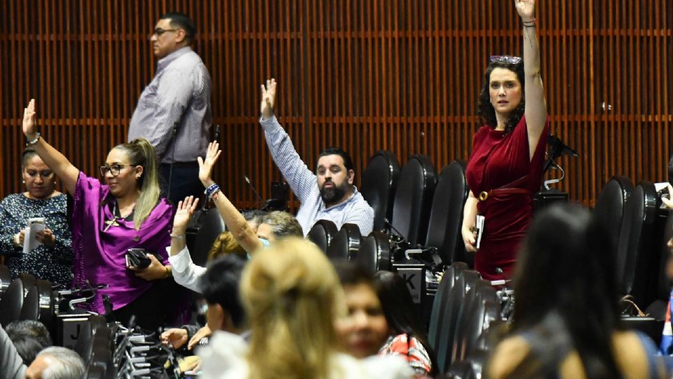 Trabajadores de restaurantes, bares, empresas deportivas, entretenimiento y gasolineras, tendrán acceso a un salario mínimo, aprueban diputados federales.