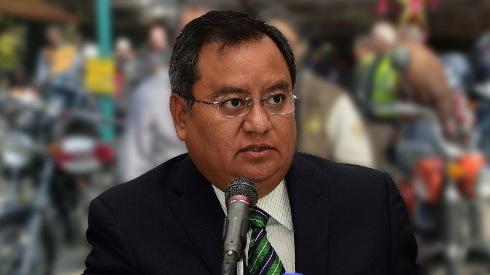 Eduardo Santillán Pérez es Licenciado en Derecho por la UNAM.