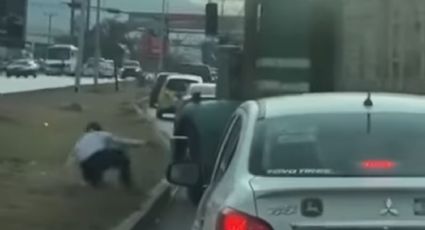 VIDEO | Captan a tránsito lanzando piedras a tráiler en Santa Catarina
