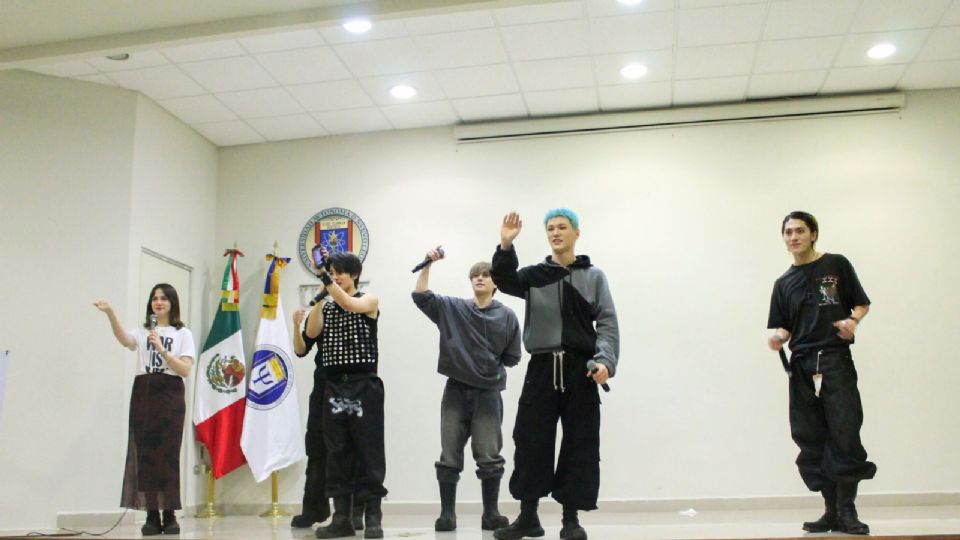 Los jóvenes coreanas ofrecieron un show y se tomaron fotografías con las estudiantes.