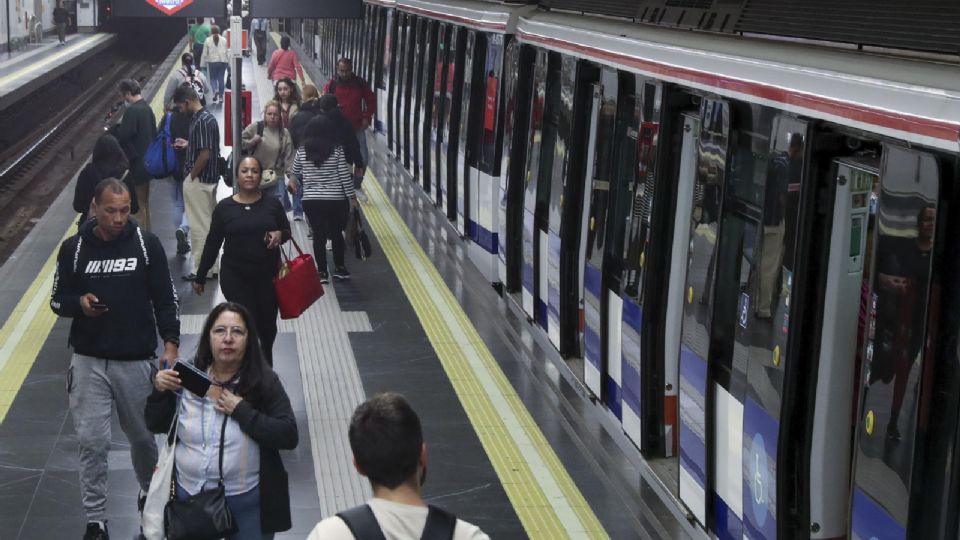 Varias personas en la estación de metro de Avenida de América, en Madrid, este martes. La ciudad de Madrid empieza a volver a la normalidad tras el apagón.