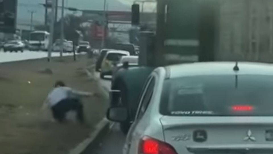 El agente cayó al camellón central cuando el trailero le echó la unidad encima.
