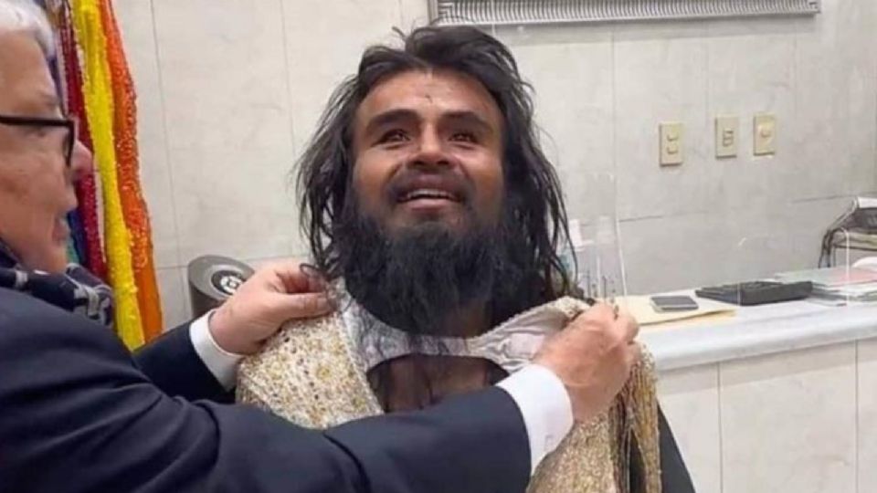 La Diva Indigente recibe ropa de diseñador Mitzy.