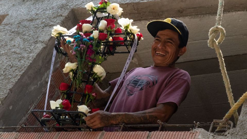 A los albañiles en México se les dice de diferentes formas, conócelas en este Día de la Santa Cruz 2025.
