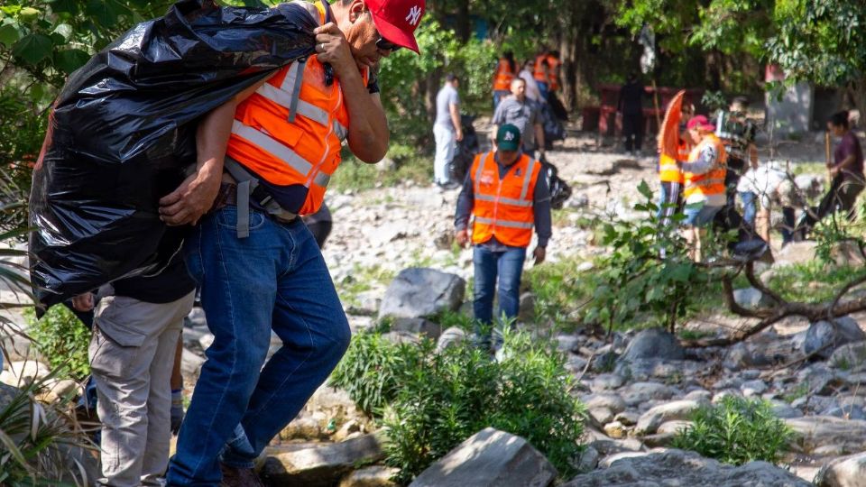 Trabajadores municipales de Juárez realizan labores de limpieza y pintura en el Parque Ecológico Charco Azul como parte de los preparativos para Semana Santa.