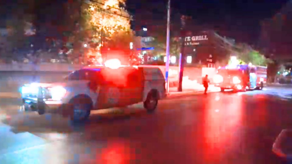 Personal de Bomberos y Protección Civil Nuevo León atendieron el llamado de fuego en uno de los locales de la plaza comercial.