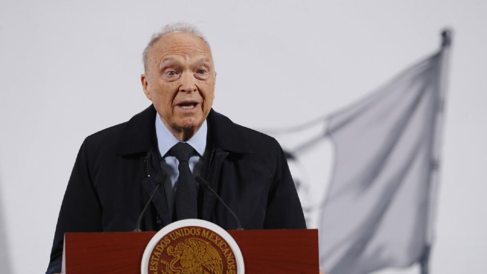 El fiscal general de la república de México, Alejandro Gertz Manero, participa este martes, durante una rueda de prensa de la presidenta de México, Claudia Sheinbaum, en Palacio Nacional de la Ciudad de México.