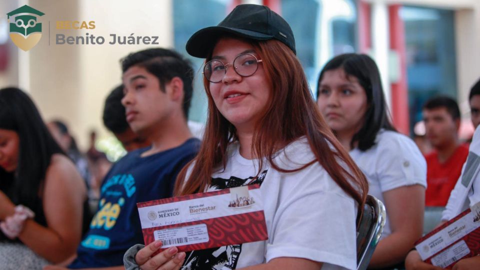Los alumnos cuyos apellido paterno comienza con esta letra ya pueden cobrar su Beca Benito Juárez este miércoles 9 de abril.