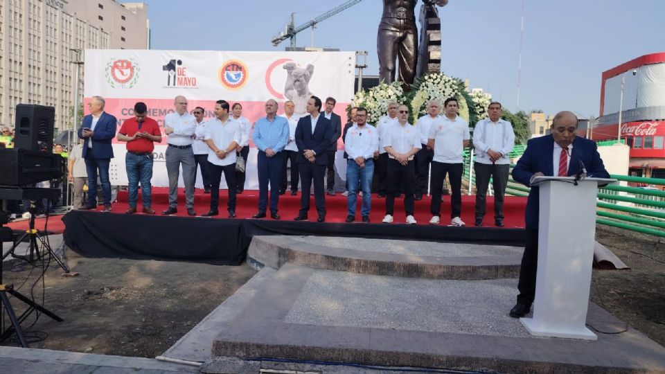 Gustavo Flores Ríos, de la CTM, y Federico Rojas Veloquio, secretario del Trabajo, encabezaron la Guardia de Honor.