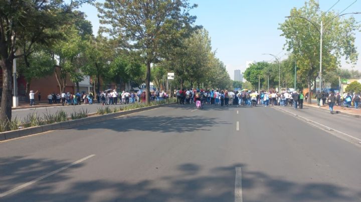 Débiles visuales cierran vialidad en Reforma; exigen espacios comerciales en el Metro