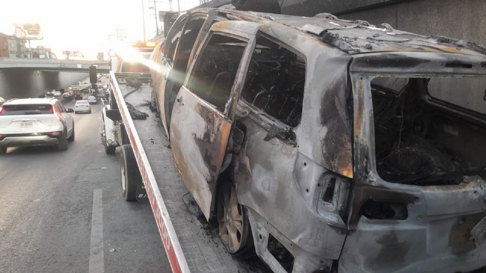 Autoridades atendieron el incendio de una camioneta en la zona Cumbres sin que se reportaran heridos.