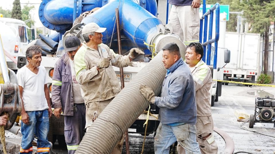Fuga de agua en la alcaldía Venustiano Carranza.