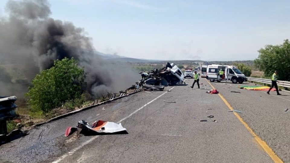 Hasta el momento se reportan 8 muertos en el accidente carretero.