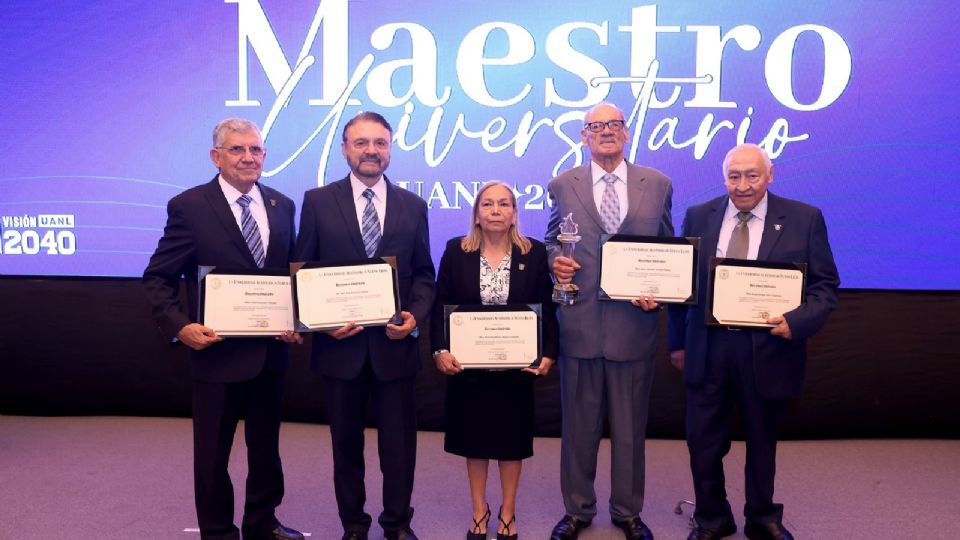La UANL reconoció a 87 docentes de preparatorias y facultades por su destacada trayectoria en la formación de generaciones de estudiantes.