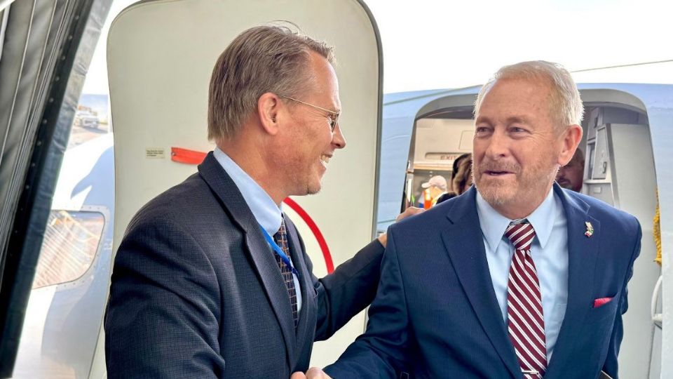 La embajada de EU en México publicó una foto de la llegada de Ron Jonhson.