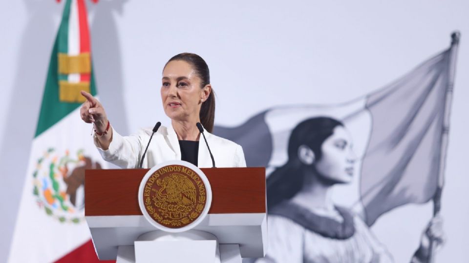 La presidenta Claudia Sheinbaum presenta la mañanera del pueblo.
