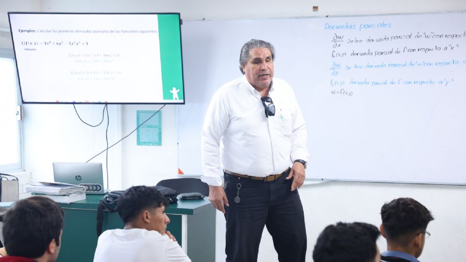 César Sordia Salinas cuenta con una trayectoria de 40 años como profesor de FIME.