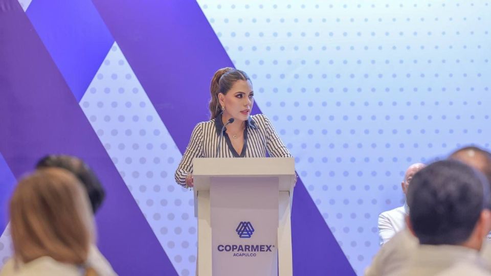 Evelyn Salgado Pineda participó en la ceremonia de Toma de Compromiso del Consejo Directivo 2025-2026.