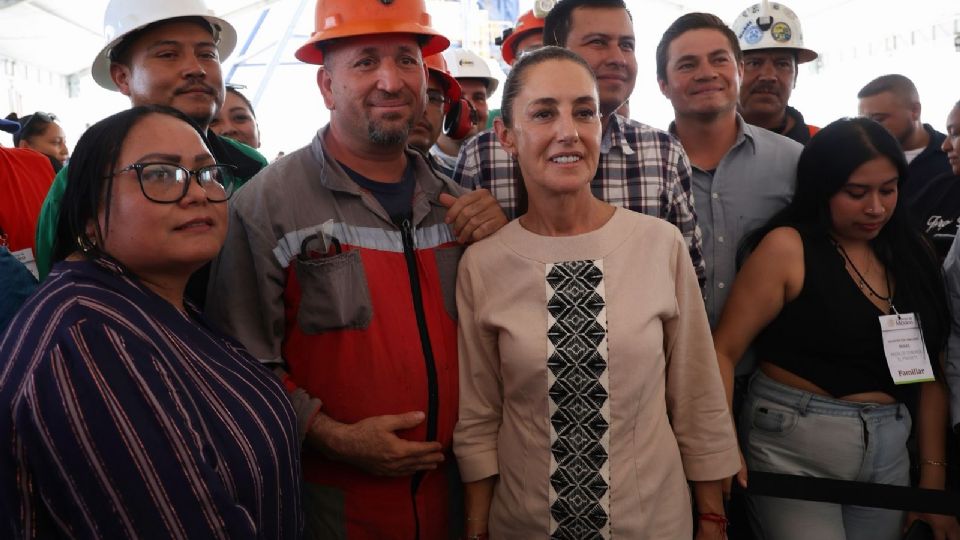 No nos vamos a ir de aquí hasta que encontremos a los 63 mineros, eso téngalo por seguro. Mientras yo sea Presidenta aquí vamos a estar”, aseveró.
