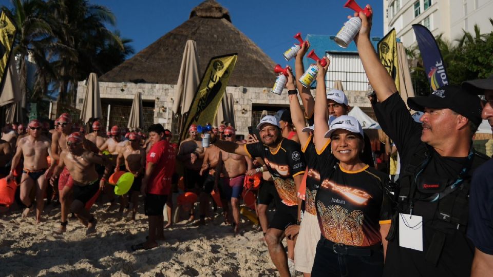 Mara Lezama da toque de salida a 1,502 participantes de 'El Cruce', evento de aguas abiertas, en Cancún.