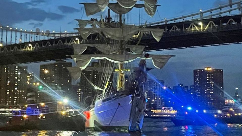 El buque escuela Cuauhtémoc chocó con un puente en Brooklyn, Nueva York, este sábado.