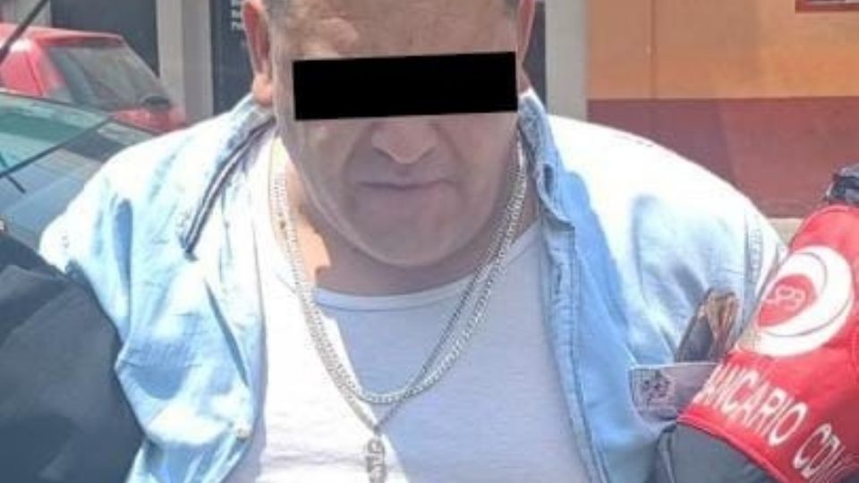 Un hombre fue detenido por elementos de la Policía Bancaria e Industrial cuando manipulaba un cajero automático con tarjetas ilícitas.