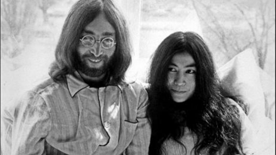 John Lennon y su esposa Yoko Ono durane una protesta pacífica.