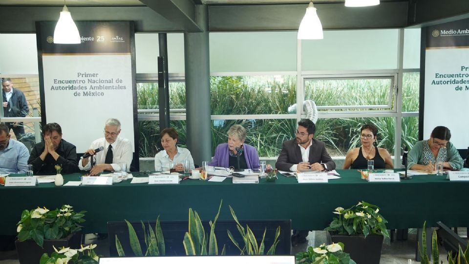 Dicho reconocimiento se realiza durante el encuentro entre la titular de la SEMARNAT y autoridades ambientales de los 32 estados.