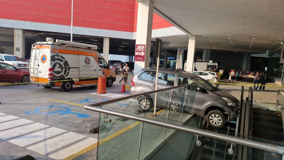 La unidad quebró el bandaral de cristal de las escaleras eléctricas del centro comercial.