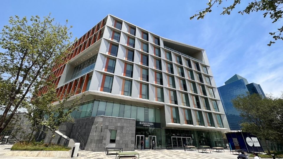 El edificio Expedition FEMSA, que alberga varios centros de investigación y laboratorios del Tec de Monterrey, se encuentra conectado a Núcleo.