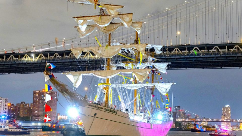 Fotografía del buque escuela mexicano Cuauhtémoc junto al puente de Brooklyn, en Nueva York (EE.UU.).