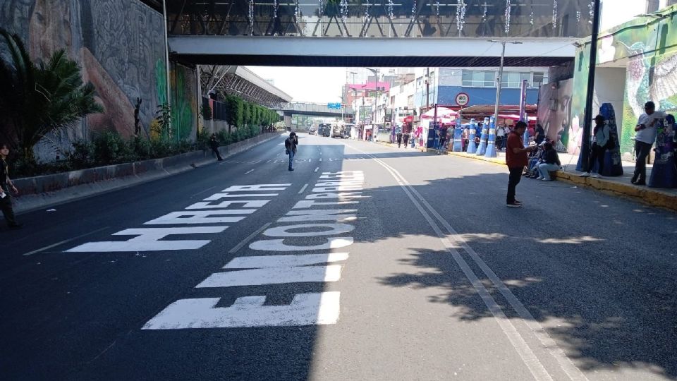 Madres buscadoras pintaron consignas sobre la Calzada de Tlalpan.