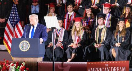 Trump brinda ‘polémico’ discurso en la Universidad de Alabama; ‘todos me besan el trasero’