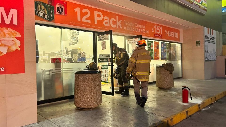 Elementos de Bomberos Nuevo León sofocó y controló las llamas durante el siniestro.