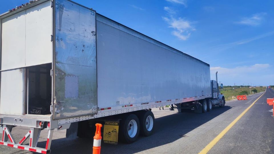 En el tractocamión se escuchaban ruidos y golpeteos en el interior.