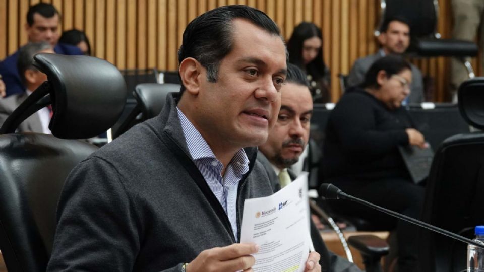 En las gráficas se mostró al también integrante del partido Movimiento de Regeneración Nacional (Morena) sin portar la playera promocional.